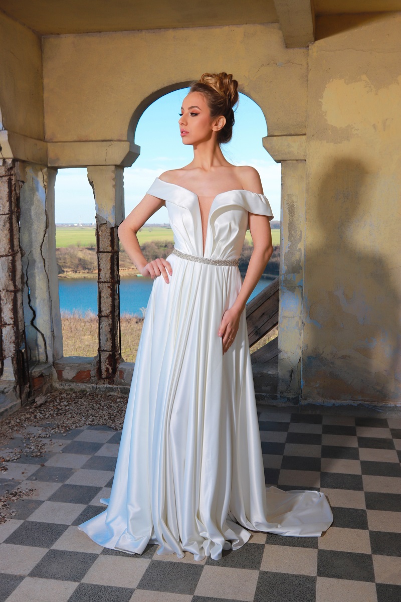 Valentina rochie de mireasa este o rochie tip printesa, realizata dintr-o tafta usor lucioasa cu un croi deosebit al bustului